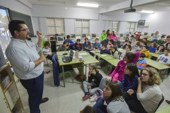 El testimonio de Joaquín Béjar no dejó indiferente a los alumnos de Los Glacis. :: j. v. arnelas