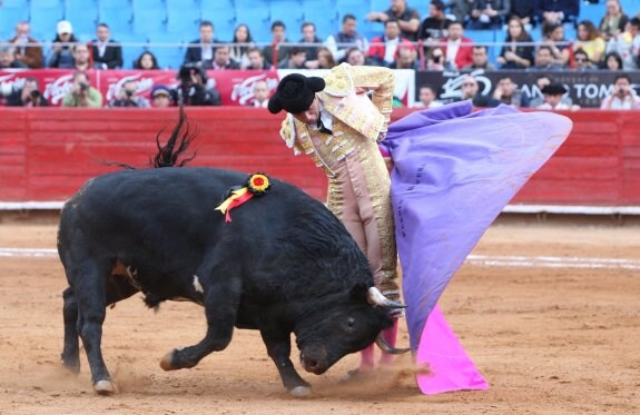 Fermín Rivera lidia con el capote al su primer toro de la tarde, de nombre 'Ayate'. :: efe