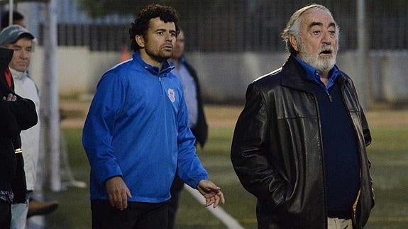 Rogelio Palomo (dcha.), en el partido del Deportivo contra el Valdivia. 