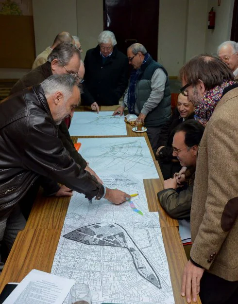 Los miembros de la mesa analizan el proyecto del Campillo. :: c. m.