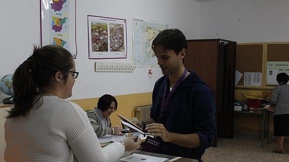 El líder de Podemos en Extremadura, Álvaro Jaén, ha ejercido su derecho a voto en el colegio público de Navalvillar de Ibor  
