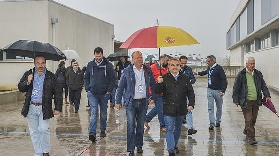 Los políticos extremeños ejercen su derecho al voto:: ARNELAS | VÍDEO: Marta Muñoz