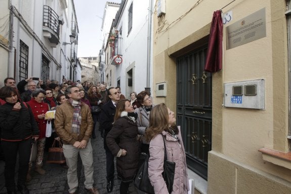 Momento en el que se descubrió la placa. :: lorenzo cordero