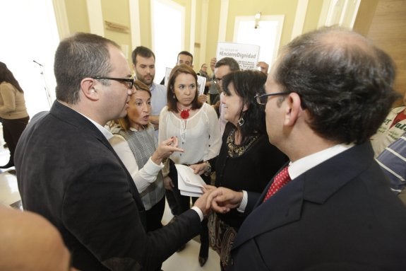 La alcaldesa (izda), rodeada de varios concejales, a la salida del último pleno municipal. :: lorenzo cordero