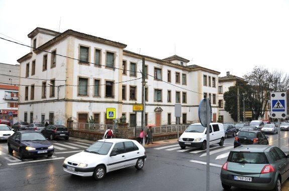 El Ayuntamiento quiere convertir los pabellones en un centro de atención a la dependencia. :: hoy