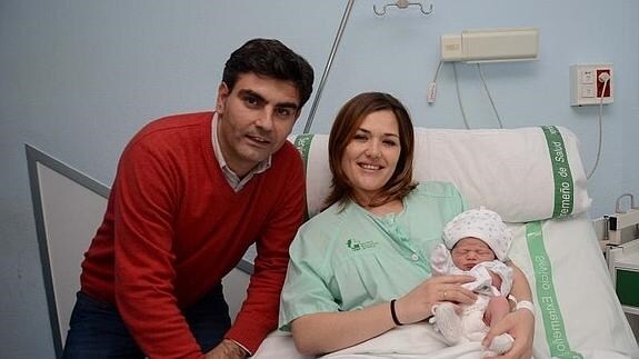 Elsa, con sus padres, en el hospital Materno Infantil:: CASIMIRO MORENO