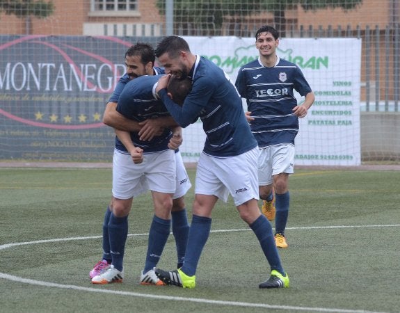 Dávalos, Cajoto y Macarro celebran un gol con Tienza. :: c. moreno