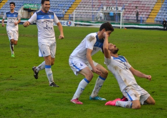 Carrasco dedicó el gol a su padre recientemente fallecido. :: DELGADO