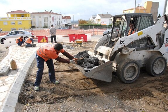 Trabajadores de la construcción en una calle de Plasencia, en una imagen de archivo. :: hoy