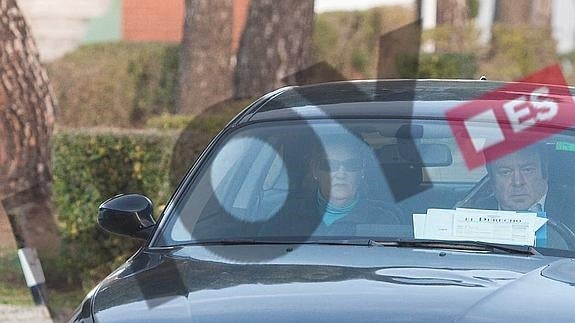 Rosa Durán saliendo de la cárcel junto a su abogado Emilio Cortés Bechiarelli