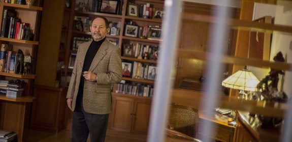 Aurelio Ayala, en su casa. Él dio en 1977 a su jefe, el ministro Fernández Ordóñez, el lema de la campaña de la renta.  :: óscar chamorro