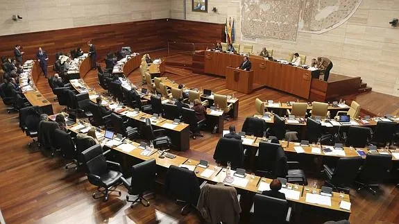 Parlamentarios en el pleno de la Asamblea de Extremadura celebrado el pasado jueves.