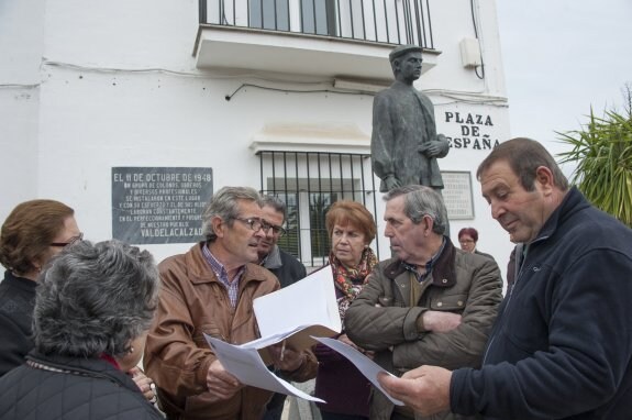 José Antonio Sánchez, que perdió casi 60.000 euros, descorcha una botella ante la estatua que recuerda a los colonos. :: pakopí