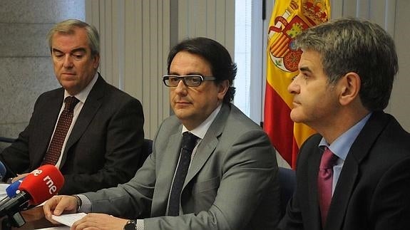 El director general de Asistencia Sanitaria, Vicente Alonso, el consejero de Sanidad y Políticas Sociales, José María Vergeles y el gerente del SES, Ceciliano Franco.