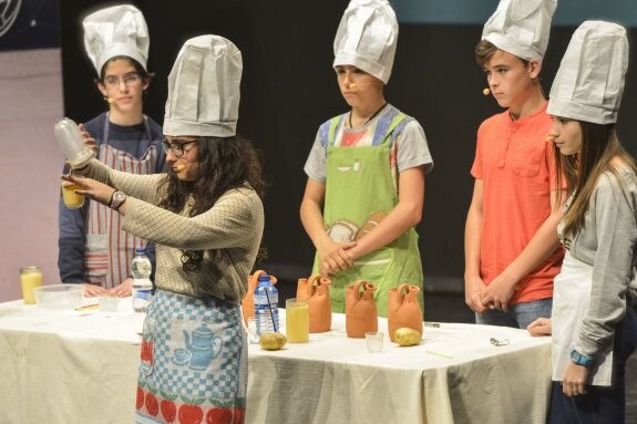 Estudiantes participan en una actividad para mostrar la ciencia. :: hoy