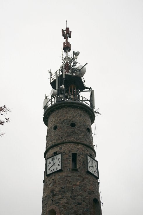 Torre de la barriada de Antonio Canales, repleta de antenas. 