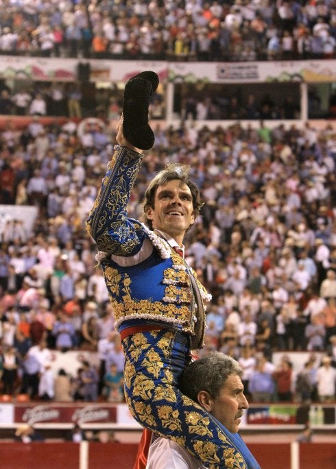 José Tomás saluda al tendido al salir a hombros, en mayo de 2015, en Aguascalientes. :: M. G. / efe