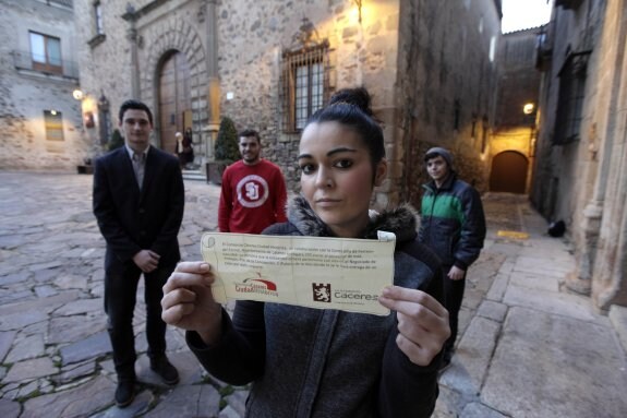 María Mozo muestra el pergamino encontrado dentro de la gallina la madrugada de San Jorge. :: l. c. 