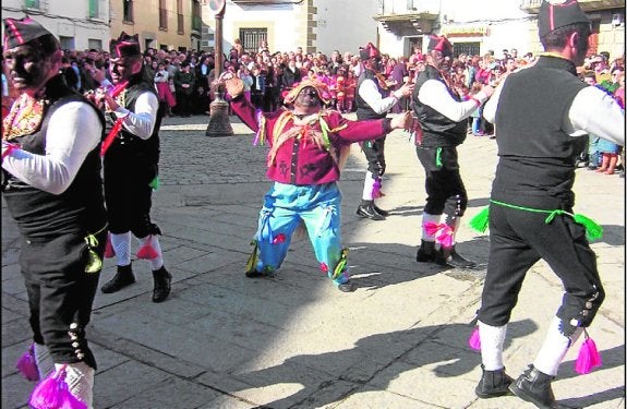 Una de las numerosas danzas que bailan los negritos. :: hoy