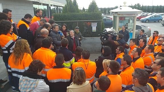 Momento en el que los trabajadores de la mina de Aguablanca conocen el resultado de la reunión entre comité y empresa 