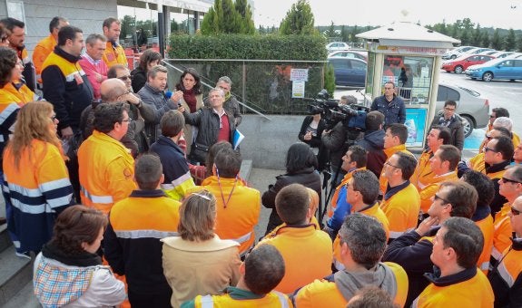 Los representantes sindicales explicando la situación ayer en un área de servicio de la A-66. :: C. moreno