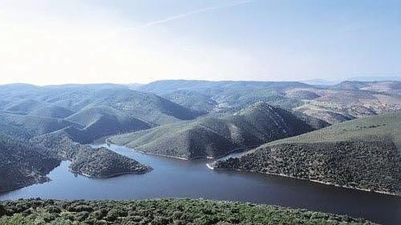 El río Tajo a su paso por el Parque Nacional de Monfragüe.
