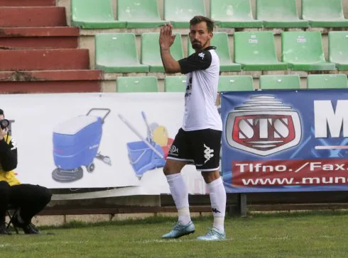 Pedro Conde celebra su primer tanto de ayer y Aitor García pide perdón a su ciudad por el gol que abrió el marcador. :: J. M. ROMERO