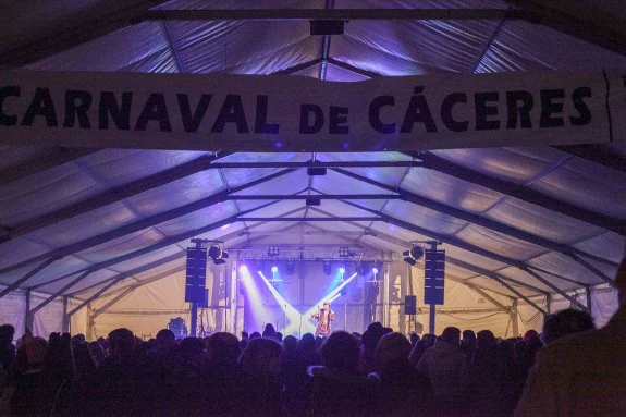 Imagen de la carpa instalada en la Plaza Mayor durante el pregón de Carnaval a cargo de J.C. Corrales el pasado viernes por la noche. :: j. rey