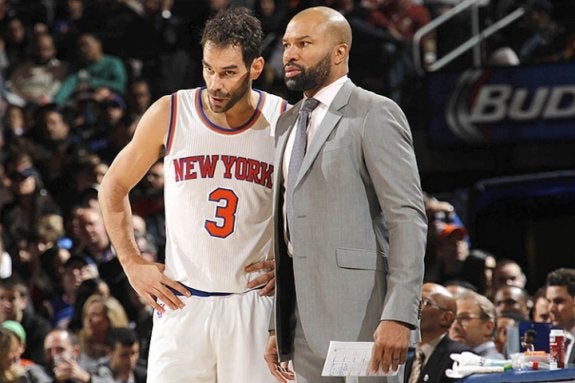 Calderón con el ya exentrenador Derek Fisher, con Kurt Rambis sentado detrás. :: knicks.com