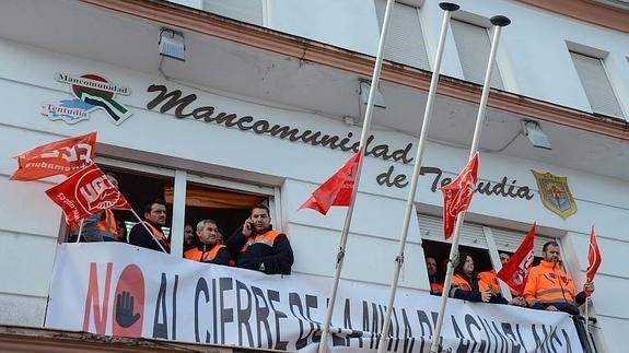 Los vecinos les llevaron comida durante todo el día de ayer. :: C. M.