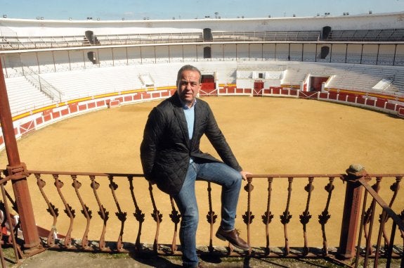 Joaquín Domínguez en uno de los palcos que habilitará para la próxima feria en la plaza de toros de Mérida. :: brígido