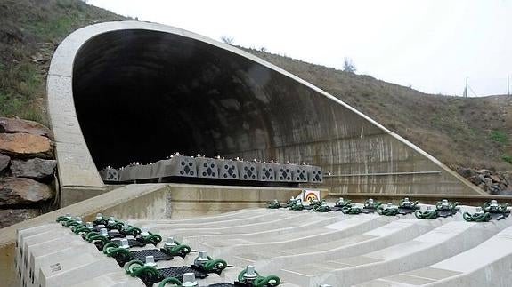 Entrada norte al túnel de Pueto Viejo, de Cáceres a Mérida:: BRÍGIDO