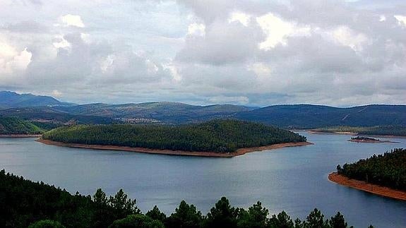 Embalse del Cijara, en la comarca pacense de La Siberia:: J.A. BERMEJO