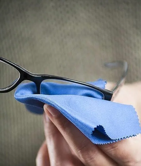 Paso a paso: Cómo limpiar sus gafas para que no se rayen - Gente