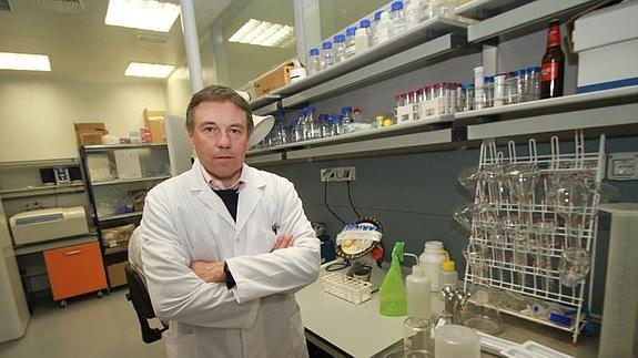 Ángel Cebolla, director general de Biomedal, en el laboratorio de la empresa en Camas.