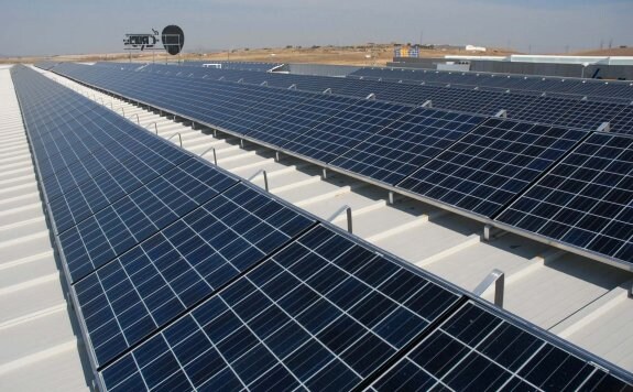 Placas solares instaladas en la cubierta de las instalaciones de Granja El Cruce en Badajoz. :: hoy