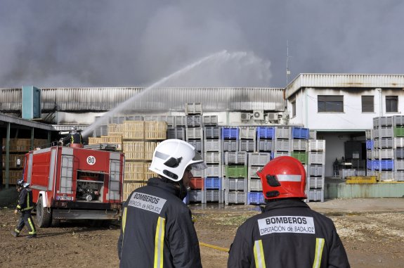 Los bomberos, uno de los servicios que presta por toda la provincia. :: hoy