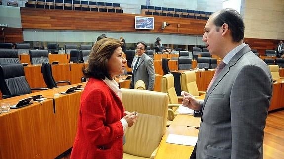 La consejera Blanco-Morales hablando con Luis Alfonso Hernández Carrón tras el pleno de la Asamblea::