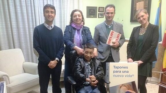 Adrián es un niño extremeño que podrá seguir con su rehabilitación gracias a 6.000 euros recaudados con los tapones. ::