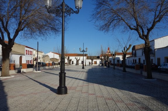 Plaza de Torre Miguel Sesmero; al fondo, su molino; a la derecha, su torre emblemática. :: E.R.