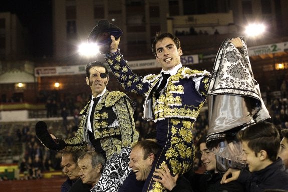 Juan José Padilla y Vicente Soler salen a hombros durante la corrida de la Feria de la Magdalena. :: efe