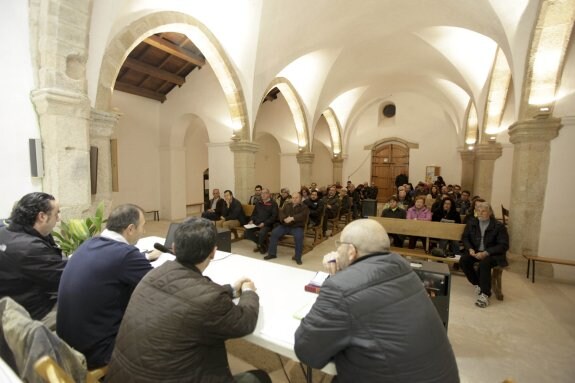 Un momento de la asamblea de propietarios del Ceres Golf celebrada el pasado jueves en la ermita de San Benito. :: lorenzo cordero