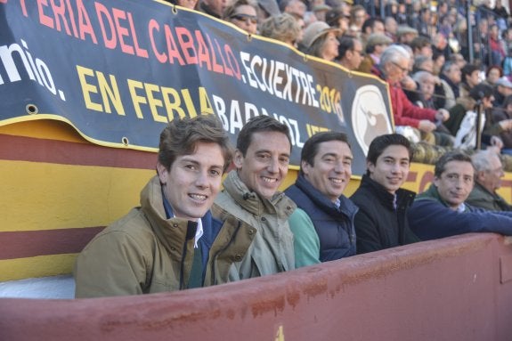 Tomás Angulo y los hermanos Garzón junto a 'Armillita' en uno de los burladeros.