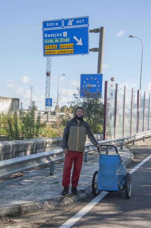 Nacho Dean llegó ayer a España después de tres años. Entró en el país a las once de la mañana por la antigua frontera de Caya, en Badajoz. :: PAKOPÍ