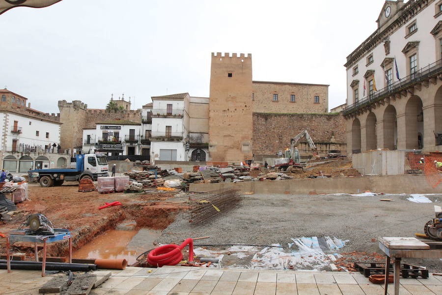 Obras de reforma en la Plaza Mayor de Cáceres, aún sin pagar pese a que se acabaron en 2011. 