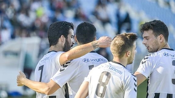 Los jugadores celebran el gol de Carreño