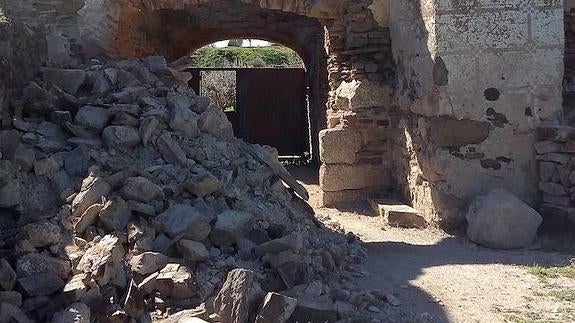 Reciente derrumbe en el convento, declarado Bien de Interés Cultural.