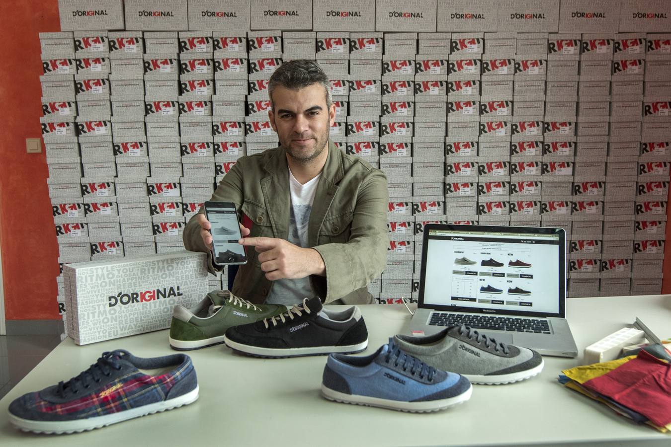 Pedro Franco, consejero delegado de D’Original, muestra su tienda online rodeado de sus creaciones.