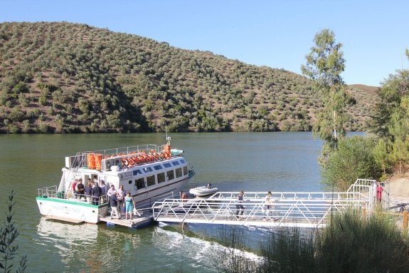 Paisaje del Parque Natural Tajo Internacional con el barco que recorre el río. :: hoy