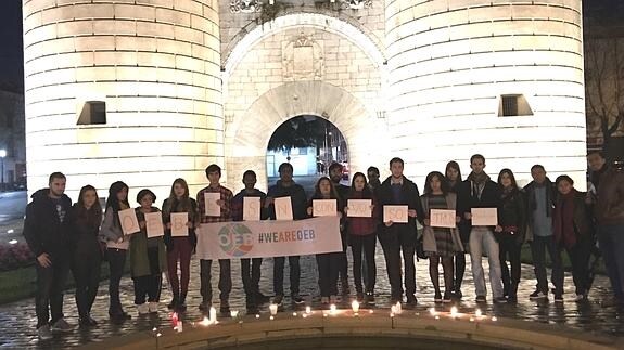 Los estudiantes se reunieron en el monumento Puerta Palmas
